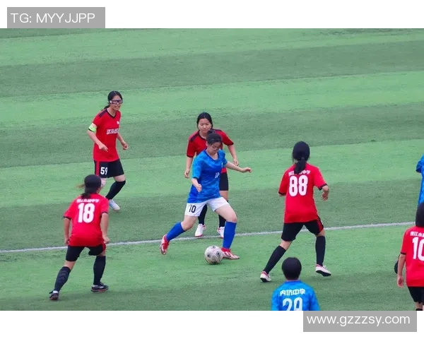 足球女球星比心头像图片展示热情与魅力引领女性力量的全新风采